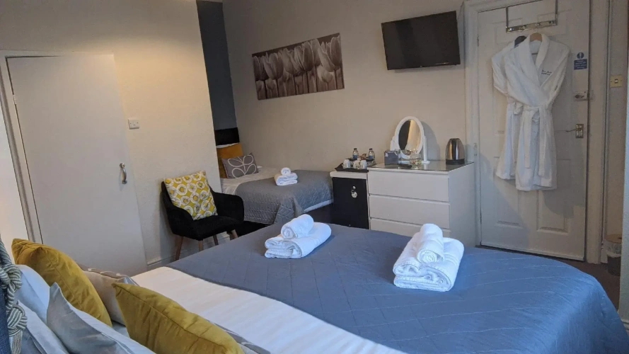 Standard Triple room