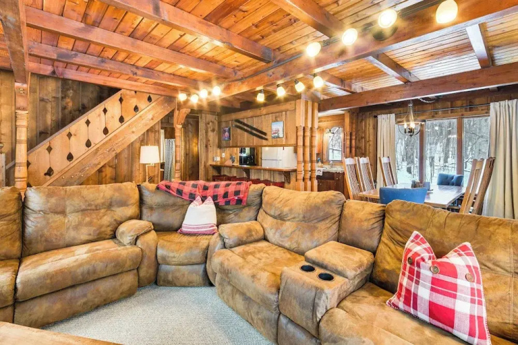 2 Mi to Schuss Mountain: Cozy Cabin w/ Deck