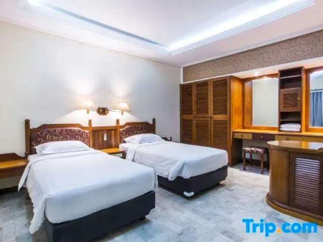 Twin room with pool view