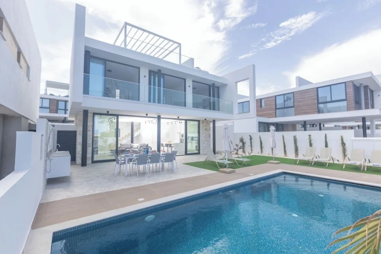 3 Bedrooms Villa with garden view