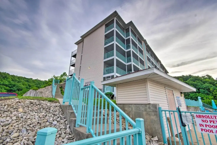 Screened Balcony w/ Views: Sleek Lake Ozark Gem!