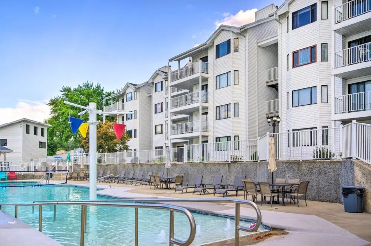 Charming Condo w/ Pool Access in Osage Beach!