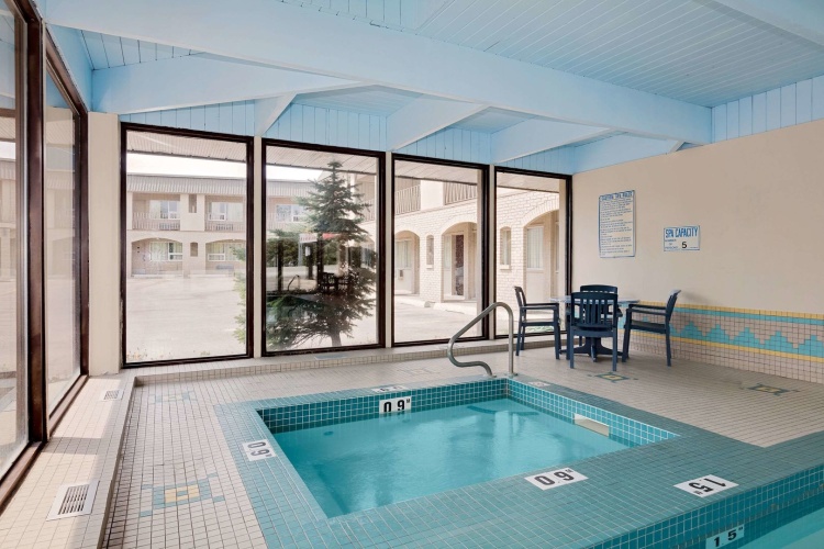 Ramada Limited Calgary Northwest photo 16