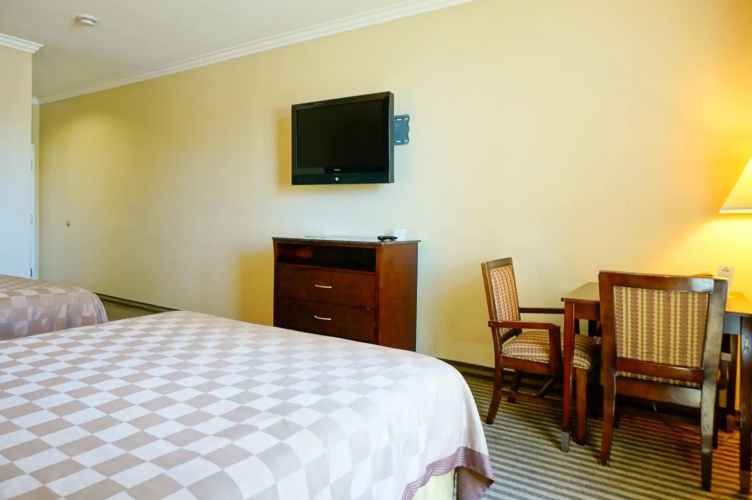 Harbor Inn & Suites