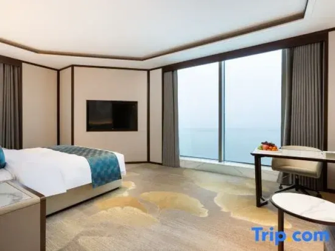 Suite with lake view