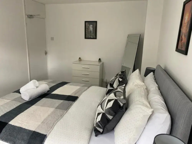Birmingham - 4BR - Sleeps 9 - Parking - Garden