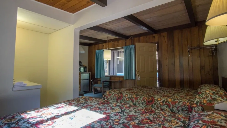 Classic Quadruple room with courtyard view