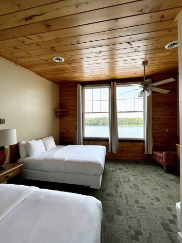 Standard Quadruple room with lake view