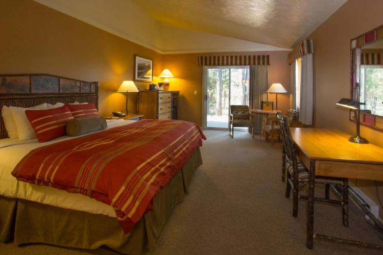 Headwaters Lodge & Cabins at Flagg Ranch