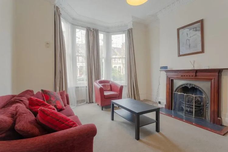 1 Bedroom Flat With Lofty Ceilings and Garden