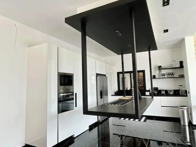 Casa Black and White. Vista al Mar