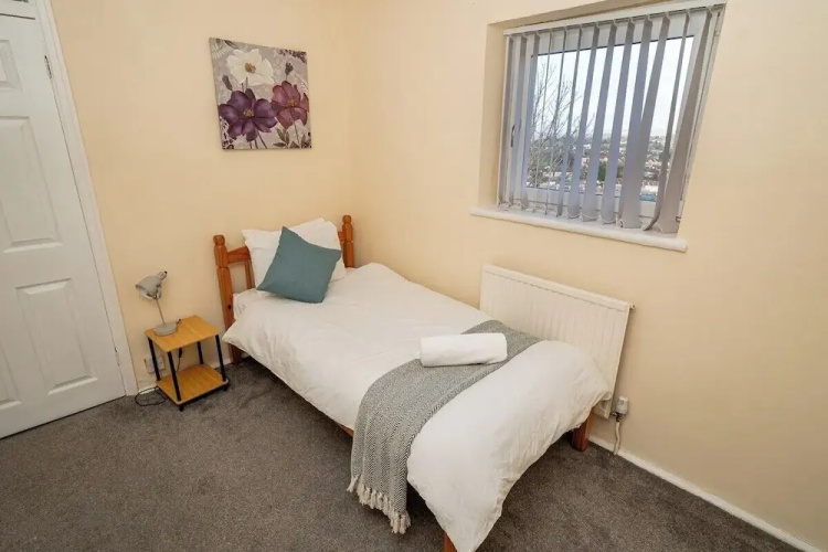 Comfortable 4-bed Home With Free Parking