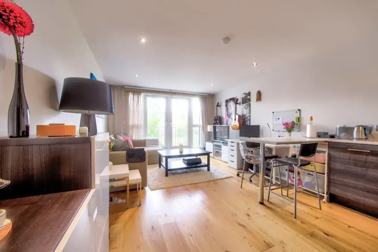 Bright, Modern 1 Bed in Melvin Walk