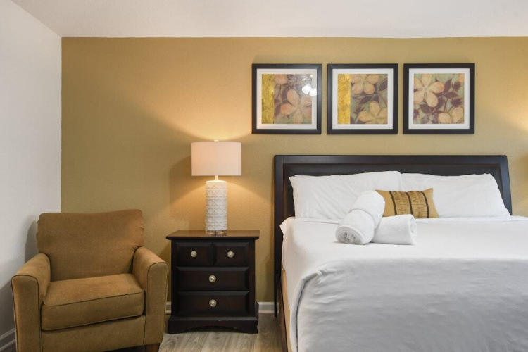 6 BR Home Windsor Hills Sleeps 12 - DVM 1952