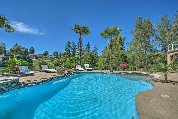 Luxe Getaway w/ Riverfront Views in Grants Pass!