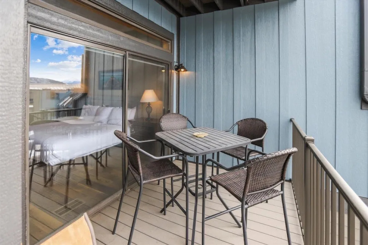 Lake Forest 204f 2 Bedroom Condo by Redawning
