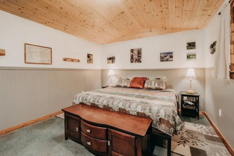 72mf - Rustic - Pets Ok - Sleeps 2 1 Bedroom Cabin by Redawning