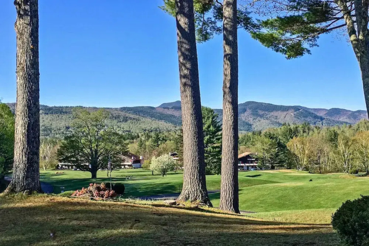 Glen Condo w/ Mountain Views: Walk to Story Land