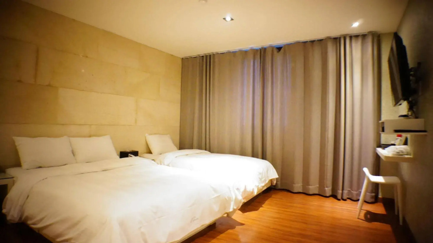 Hotel At noon