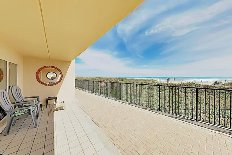 Roomy 2BR Oceanfront Condo 1st-floor: Patio & Pool