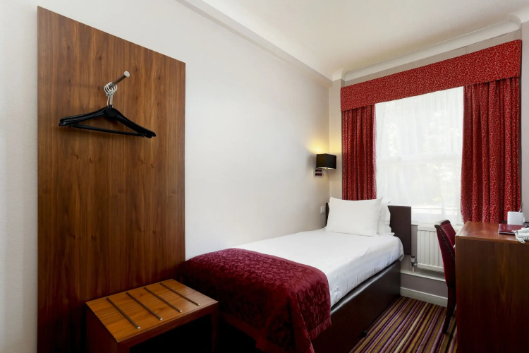 Amadis Bed  Breakfast