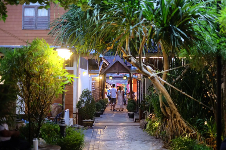 2499 AMPHAWA HERITAGE BY RoomQuest