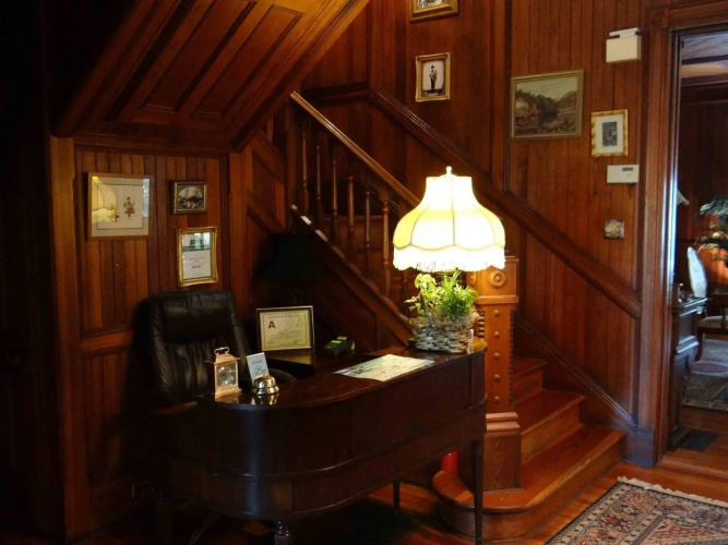 Engadine Inn & Cabins