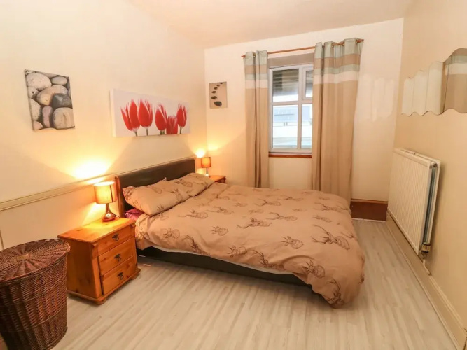 38 Plas Darien. Peredur Suite