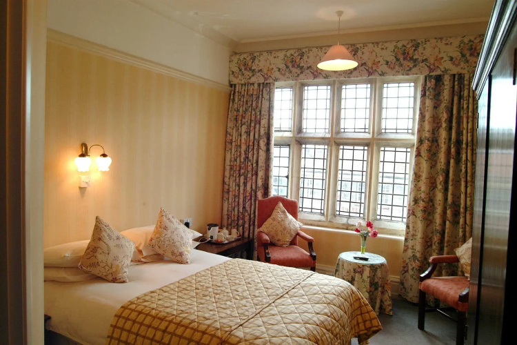 Norfolk Arms Hotel