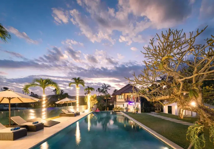 Villa ManisOver view