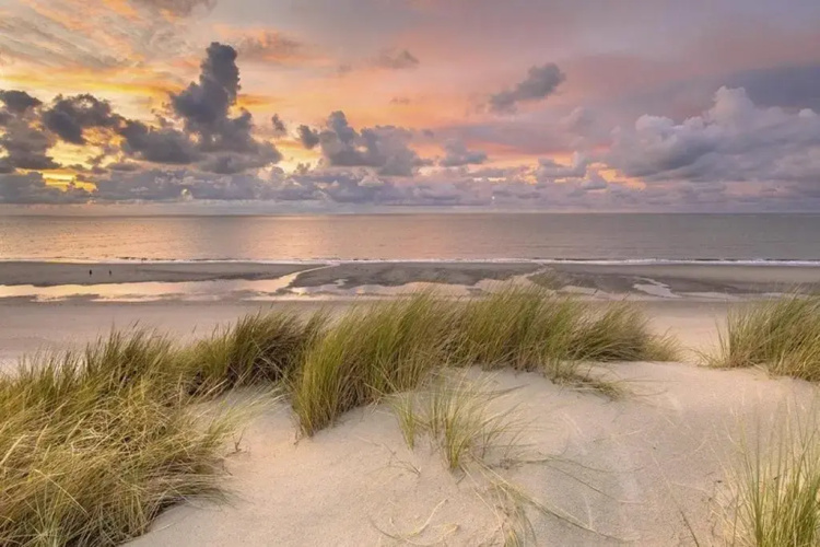 AMAZING BEACH & SUNSETS JUST 75m FROM THE BEACH!
