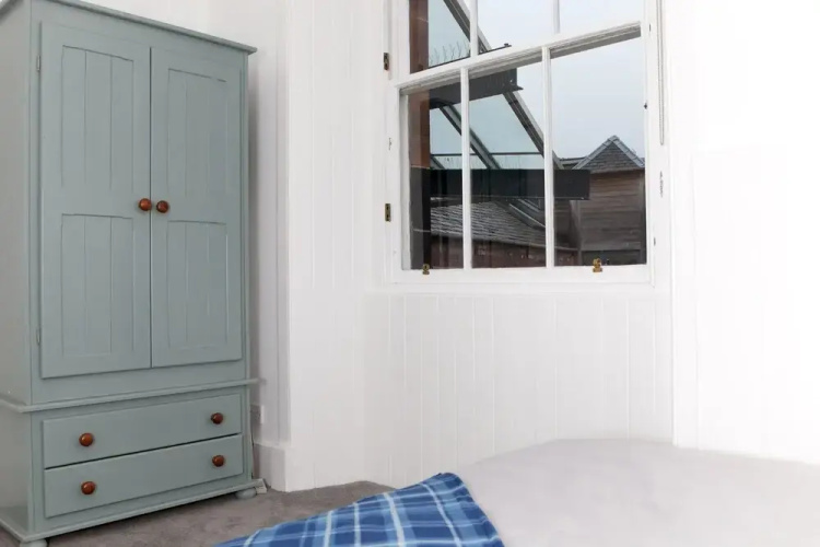 Comfortable 3 Bedroom Top Floor Flat in Old Town