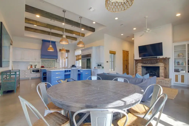Pool & Covered Patios: Sprawling Austin Estate!