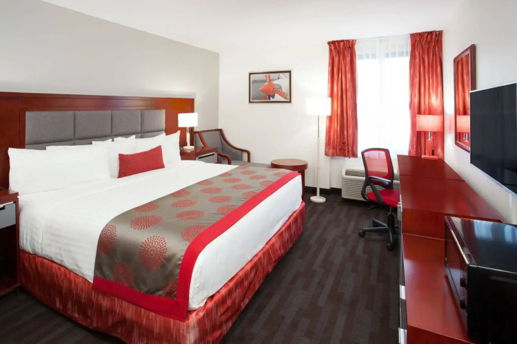 Ramada Plaza Chicago North Shore
