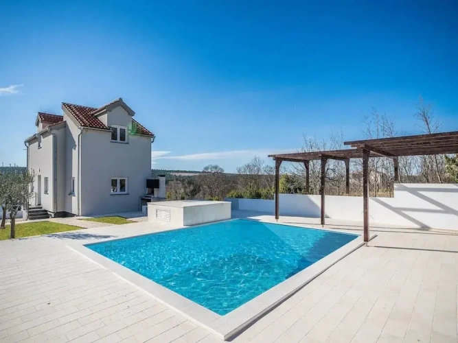 2 Bedrooms Villa
