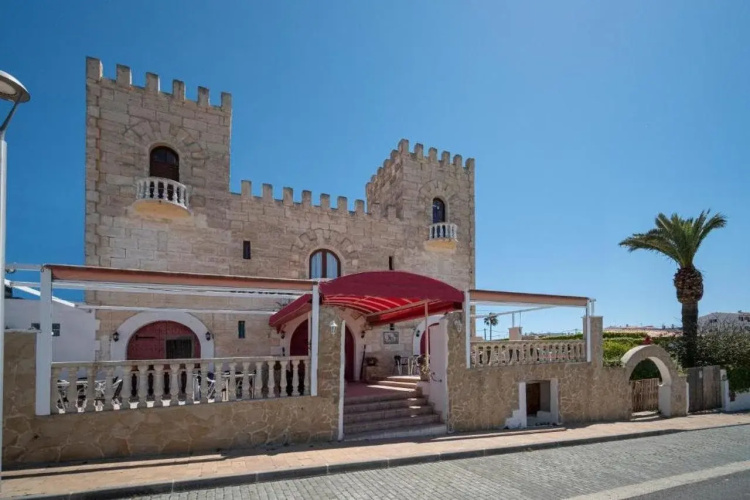 Hostal Castell de Lô
