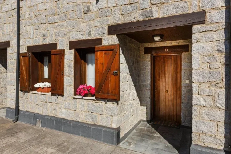 4 Bedrooms Cottage