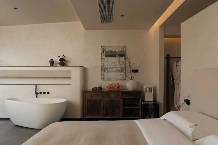 Floating Life Boundless Wild Resort