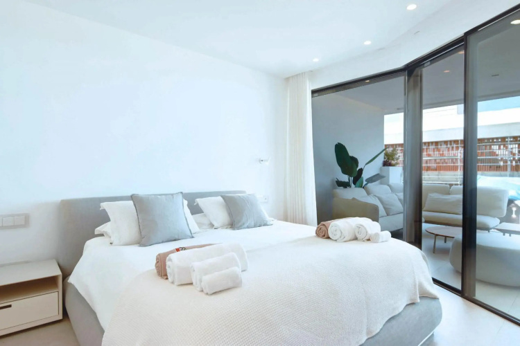 Infinity 0-3 LUXE PARTIAL SEA VIEW 2B