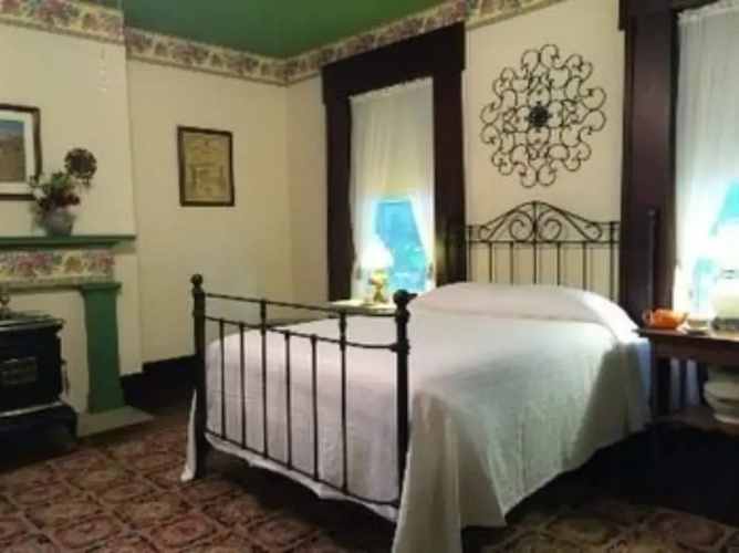 Old Caledonian Bed and Breakfast