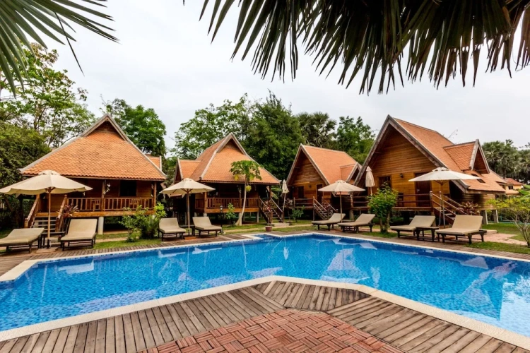 Deluxe Triple room with pool view