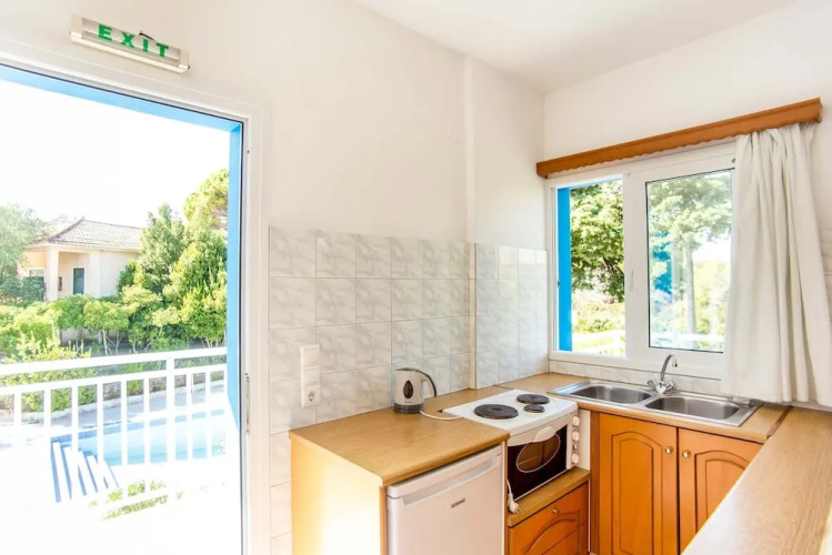 Bluewhite Studio - Mountain View by the Pool