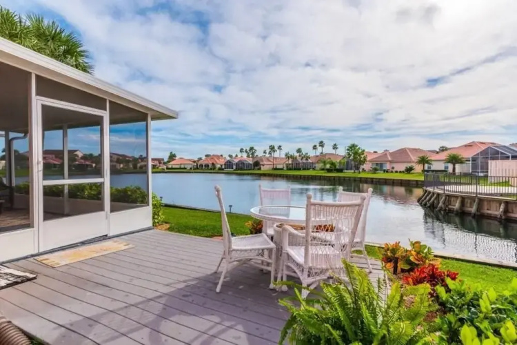 Waterfront vacation home in luxurious resort by Redawning