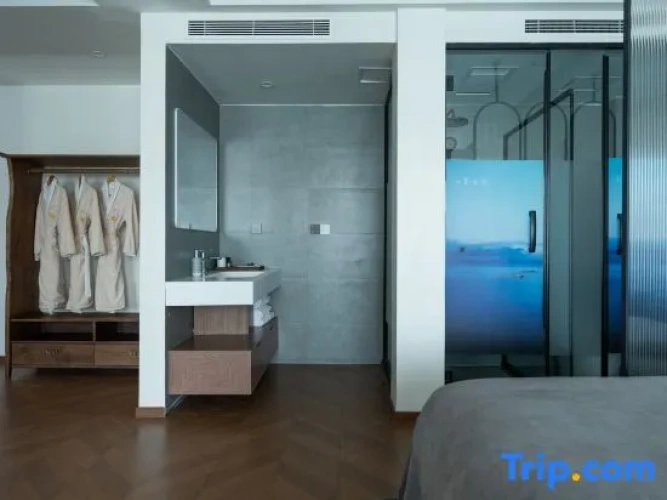Luxury Family Suite with lake view