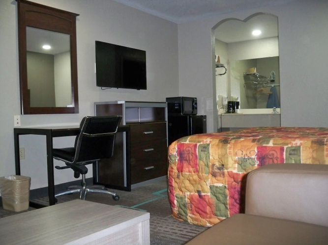 Econo Lodge Inn & Suites