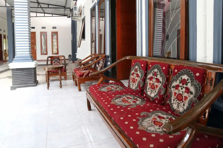 OYO 956 Penginapan Eby