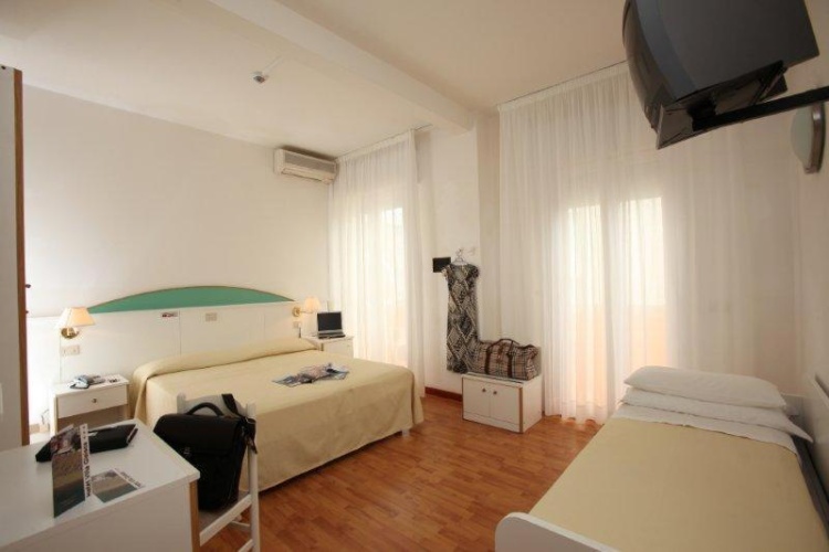 Standard Quadruple room with balcony and with partial sea view