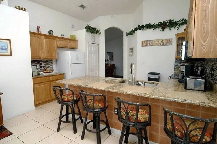 Home 4 BR Pool Sleeps 9
