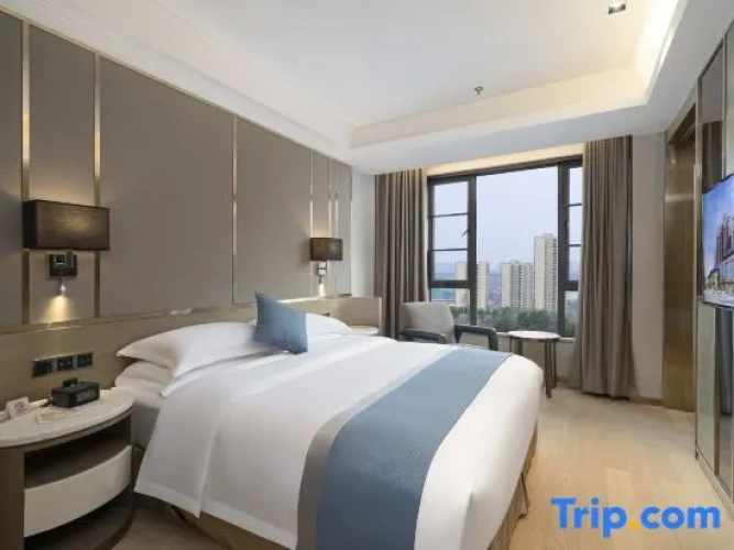 Suite with lake view