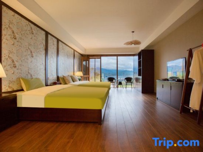 Deluxe Triple Family room with lake view